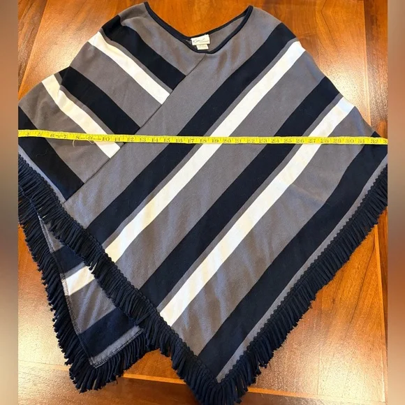 Kim Rogers  Knit poncho, one size fits all - Picture 7 of 7